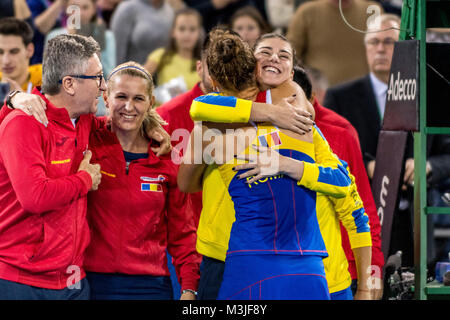 Cluj-Napoca, Rumänien. 11. Februar, 2018. Nach rechts: Florin Segarceanu, Kapitän des Teams von Rumänien, Irina Begu (ROU) und Sorana Cirstea (ROU) während der FED Cup durch BNP Spiel 2018 zwischen Rumänien und Kanada im Sala Polivalenta, Cluj-Napoca, Rumänien ROU Links. Credit: Cronos/Alamy leben Nachrichten Stockfoto