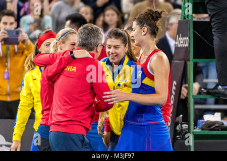 Cluj-Napoca, Rumänien. 11. Februar, 2018. Nach rechts: Florin Segarceanu, Kapitän des Teams von Rumänien, Irina Begu (ROU) und Sorana Cirstea (ROU) während der FED Cup durch BNP Spiel 2018 zwischen Rumänien und Kanada im Sala Polivalenta, Cluj-Napoca, Rumänien ROU Links. Credit: Cronos/Alamy leben Nachrichten Stockfoto