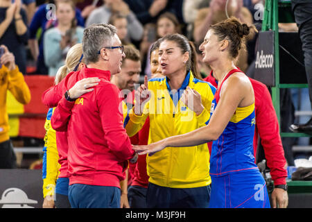 Cluj-Napoca, Rumänien. 11. Februar, 2018. Nach rechts: Florin Segarceanu, Kapitän des Teams von Rumänien, Irina Begu (ROU) und Sorana Cirstea (ROU) während der FED Cup durch BNP Spiel 2018 zwischen Rumänien und Kanada im Sala Polivalenta, Cluj-Napoca, Rumänien ROU Links. Credit: Cronos/Alamy leben Nachrichten Stockfoto