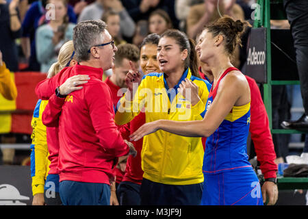 Cluj-Napoca, Rumänien. 11. Februar, 2018. Nach rechts: Florin Segarceanu, Kapitän des Teams von Rumänien, Irina Begu (ROU) und Sorana Cirstea (ROU) während der FED Cup durch BNP Spiel 2018 zwischen Rumänien und Kanada im Sala Polivalenta, Cluj-Napoca, Rumänien ROU Links. Credit: Cronos/Alamy leben Nachrichten Stockfoto