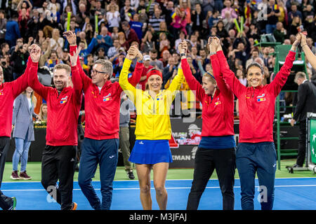 Cluj-Napoca, Rumänien. 11. Februar, 2018. Nach rechts: Florin Segarceanu, Kapitän des Teams von Rumänien, Ana Bogdan (ROU) Alina Tecsor Raluca Olaru (ROU) während der FED Cup durch BNP Spiel 2018 zwischen Rumänien und Kanada im Sala Polivalenta, Cluj-Napoca, Rumänien ROU Links. Credit: Cronos/Alamy leben Nachrichten Stockfoto