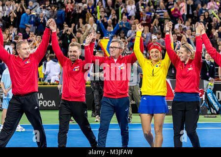 Cluj-Napoca, Rumänien. 11. Februar, 2018. Nach rechts: Florin Segarceanu, Kapitän des Teams von Rumänien, Ana Bogdan (ROU) Alina Tecsor während der FED Cup durch BNP Spiel 2018 zwischen Rumänien und Kanada im Sala Polivalenta, Cluj-Napoca, Rumänien ROU Links. Credit: Cronos/Alamy leben Nachrichten Stockfoto