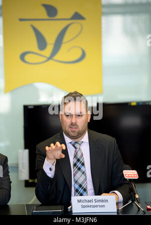 Februar 8, 2018 - Hong Kong, Hong Kong SAR, China, Hongkong SAR: China - Februar 08., 2018. Pressekonferenz im Legislativrat Büros mit drei kanadische Anwaelte der Snowden Flüchtlinge. Marc-André Séguin, Michael Simkin und Cristina Rogov besuchen Sie Hong Kong zu beunruhigenden Berichte von Störungen, die durch die Hong Kong Polizei in der Flüchtlinge fällen Frage. Gesendet von für die Flüchtlinge, die in Montreal gegründete NGO, die sich privat Die sieben Asylbewerber nach Kanada auswandern gefördert hat, die Rechtsanwälte nachdrücklich für die Nutzung von falsches Zeugnis von Hong Kong Polizei gezwungen prejud gekündigt Stockfoto