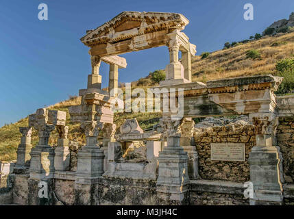 Oktober 1, 2004 - Ephesus, Izmir, Türkei - rund 104 CE erbaut und zu Ehren des römischen Kaisers benannt, die Reste der Brunnen von Trajan in Ephesus. Eine antike griechische Stadt an der Ionischen Küste, dating, die auf das 10. Jahrhundert v. Chr., Ephesus war eine der religiösen, kulturellen und kommerziellen Zentrum für seinen Tempeln und Architektur. Seine Ruinen sind eine beliebte internationale Touristenattraktion und ein UNESCO-Weltkulturerbe. (Bild: © Arnold Drapkin über ZUMA Draht) Stockfoto