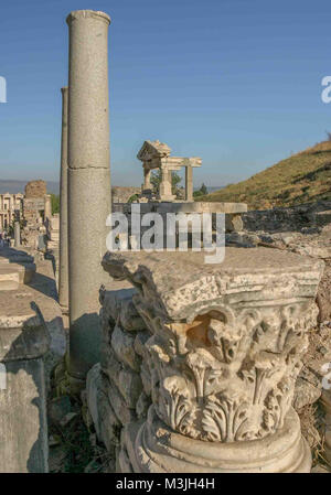 Oktober 1, 2004 - Ephesus, Izmir, Türkei - rund 104 CE erbaut und zu Ehren des römischen Kaisers benannt, die Reste der Brunnen von Trajan in Ephesus im Zentrum entfernt. Eine antike griechische Stadt an der Ionischen Küste, dating, die auf das 10. Jahrhundert v. Chr., Ephesus war eine der religiösen, kulturellen und kommerziellen Zentrum für seinen Tempeln und Architektur. Seine Ruinen sind eine beliebte internationale Touristenattraktion und ein UNESCO-Weltkulturerbe. (Bild: © Arnold Drapkin über ZUMA Draht) Stockfoto