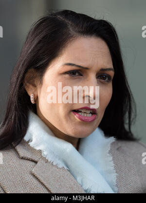 London, Großbritannien. 11. Februar 2018. Priti Patel verlassen BBC Broadcasting House nach Erscheinen auf der Andrew Marr Show. Credit: Vickie Flores/Alamy leben Nachrichten Stockfoto