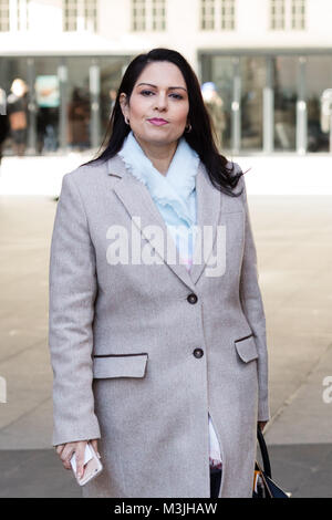 London, Großbritannien. 11. Februar 2018. Priti Patel verlassen BBC Broadcasting House nach Erscheinen auf der Andrew Marr Show. Credit: Vickie Flores/Alamy leben Nachrichten Stockfoto