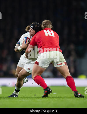 Twickenham, UK. 10. Februar, 2018: England's Harry Williams wird durch Wales Tomas Francis während der NatWest 6 Nations Spiel im Twickenham Stadium, UK in Angriff genommen. Credit: Ashley Western/Alamy leben Nachrichten Stockfoto