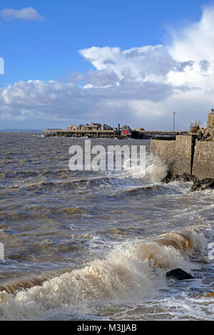 Weston-super-Mare, Großbritannien. 11. Februar, 2018. UK Wetter: Wellen brechen auf den Felsen an einem kalten, windigen, aber sonnigen Nachmittag. Keith Ramsey/Alamy leben Nachrichten Stockfoto