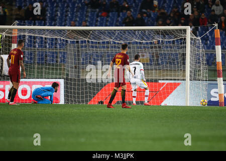 Rom, Italien. 11 Feb, 2018. Stadio Olimpico, Rom, Italien; Serie A Fußball, Roma versus Benevento; Alisson Torwart Becker (2 l) der Roma Uhren die Kugel im Netz nach Guilherme (nicht abgebildet) von Benevent zählte ein Ziel in der 7.Minute Credit: Giampiero Sposito/Alamy leben Nachrichten Stockfoto