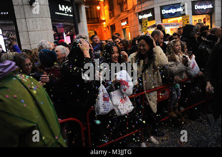 Malaga, Spanien. 10 Feb, 2018. Chinesische Touristen gesehen von Konfetti in den letzten Tag des Malaga Karneval abgedeckt. Hunderte von Menschen in den Gassen während des ''Entierro del boquerÃ³n'' (Beerdigung der Sardelle) Parade in der Innenstadt von Málaga, mit einem grossen Schwimmer mit einer Abbildung eines Sardellen in Richtung Strand, um endlich brennt es das Ende von Malaga Karneval zu markieren. Credit: Jesus Merida/SOPA/ZUMA Draht/Alamy leben Nachrichten Stockfoto