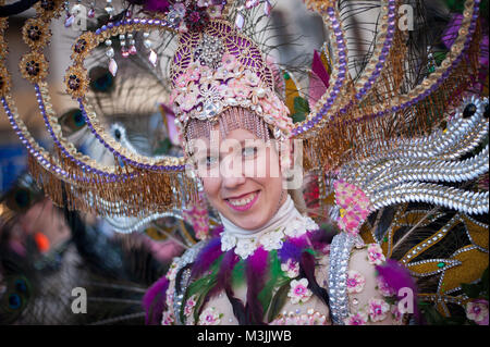 Malaga, Spanien. 11 Feb, 2018. Eine Frau mit einem Fantasy Kostüm gesehen Teilnehmenden am letzten Tag des Malaga Karneval gekleidet. Hunderte von Menschen in den Gassen während des ''Entierro del boquerÃ³n'' (Beerdigung der Sardelle) Parade in der Innenstadt von Málaga, mit einem grossen Schwimmer mit einer Abbildung eines Sardellen in Richtung Strand, um endlich brennt es das Ende von Malaga Karneval zu markieren. Credit: Jesus Merida/SOPA/ZUMA Draht/Alamy leben Nachrichten Stockfoto