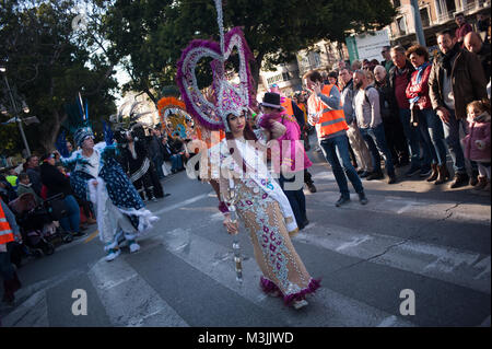 Malaga, Spanien. 11 Feb, 2018. Eine Frau mit einem Fantasy Kostüm gesehen Teilnehmenden am letzten Tag des Malaga Karneval gekleidet. Hunderte von Menschen in den Gassen während des ''Entierro del boquerÃ³n'' (Beerdigung der Sardelle) Parade in der Innenstadt von Málaga, mit einem grossen Schwimmer mit einer Abbildung eines Sardellen in Richtung Strand, um endlich brennt es das Ende von Malaga Karneval zu markieren. Credit: Jesus Merida/SOPA/ZUMA Draht/Alamy leben Nachrichten Stockfoto