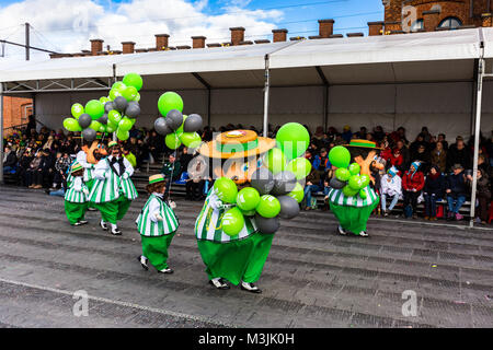 Aalst, Belgien. 11 Feb, 2018. Jährliche Karnevalsumzug am Sonntag in Aalst, Belgien. Credit: Sergiy Beketow/Alamy leben Nachrichten Stockfoto