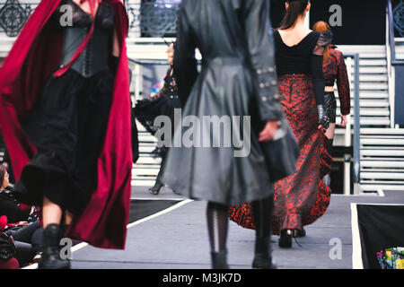 London, Großbritannien. 11 Feb, 2018. London Edge ist eine internationale Fachmesse für Hunderte neue alternative Kultur, Mode, Schuhwerk und Lifestyle Marken. Blogger, Händler und Modelle besucht. Foto: Simon König/Alamy leben Nachrichten Stockfoto