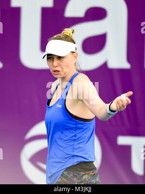 Doha, Katar. 11 Feb, 2018. Vera Zvonareva von Russland reagiert während der qualifikationsspiel gegen Duan Yingying von China im Jahr 2018 WTA Qatar Open in Doha, Katar, Jan. 11, 2018. Duan Yingying gewann 2-1 der Verlosung teilzunehmen. Credit: Nikku/Xinhua/Alamy leben Nachrichten Stockfoto