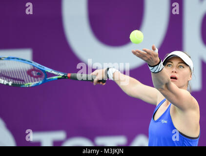 Doha, Katar. 11 Feb, 2018. Vera Zvonareva Russlands dient während der qualifikationsspiel gegen Duan Yingying von China im Jahr 2018 WTA Qatar Open in Doha, Katar, Jan. 11, 2018. Duan Yingying gewann 2-1 der Verlosung teilzunehmen. Credit: Nikku/Xinhua/Alamy leben Nachrichten Stockfoto