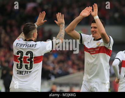 Stuttgart, Deutschland. 11 Feb, 2018. Der Stuttgarter Daniel Ginczek (L) feiert mit seinen Mannschaftskameraden Mario Gomez während eines Deutschen Bundesliga Fußballspiel zwischen dem VfB Stuttgart und Borussia Mönchengladbach in Stuttgart, Deutschland, Jan. 11, 2018. Stuttgart gewann 1:0. Credit: Philippe Ruiz/Xinhua/Alamy leben Nachrichten Stockfoto