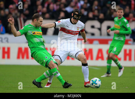 Stuttgart, Deutschland. 11 Feb, 2018. Der Stuttgarter Christian Gentner (C) Mias mit Mönchengladbach Tony Jantschke (L) während eines Deutschen Bundesliga Fußballspiel zwischen dem VfB Stuttgart und Borussia Mönchengladbach in Stuttgart, Deutschland, Jan. 11, 2018. Stuttgart gewann 1:0. Credit: Philippe Ruiz/Xinhua/Alamy leben Nachrichten Stockfoto