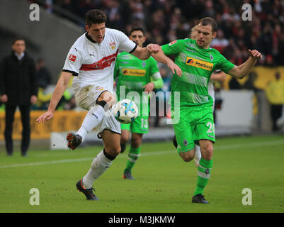 Stuttgart, Deutschland. 11 Feb, 2018. Der Stuttgarter Mario Gomez (L) Mias mit Mönchengladbach Tony Jantschke während eines Deutschen Bundesliga Fußballspiel zwischen dem VfB Stuttgart und Borussia Mönchengladbach in Stuttgart, Deutschland, Jan. 11, 2018. Stuttgart gewann 1:0. Credit: Philippe Ruiz/Xinhua/Alamy leben Nachrichten Stockfoto