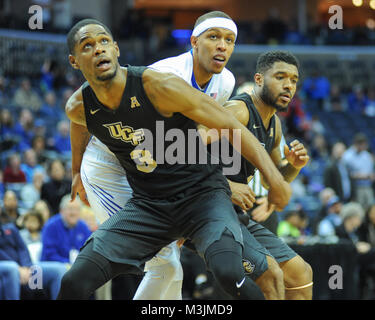 Memphis, USA. 11 Feb, 2018. Memphis Tigers vorwärts, Jimario Flüsse (2), in der Mischung von UCF defenseman Warten auf den Rebound. UCF besiegt Memphis, 68-64, am FedEx Forum. Credit: Cal Sport Media/Alamy leben Nachrichten Stockfoto