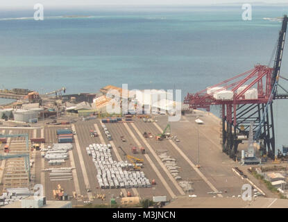 Ein Luftbild von Ponce einbaukapazität Yard in Puerto Rico. Ponce ist einer der primären Verteilungszentren für die Restaurierung Materialien auf der Insel. Material hier empfangen wird, in der Regel innerhalb von 24-48 Stunden die Vertragspartner verteilt. Mehr als ein Dutzend Beamte der US-Armee Korps der Ingenieure, die Federal Emergency Management Agency, und das Puerto Rico Electric Power Authority, die Puerto Rico Landschaft überblickt den Fortschritt der Wiederherstellung Mission im Gefolge der Hurrikane Irma und Maria zu beaufsichtigen. Die Gruppe, die im Hubschrauber Tour teilgenommen enthalten Generalleutnant Todd Stockfoto