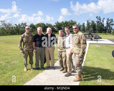 Mehr als ein Dutzend Beamte der US-Armee Korps der Ingenieure, die Federal Emergency Management Agency, und das Puerto Rico Electric Power Authority, die Puerto Rico Landschaft überblickt den Fortschritt einer Vielzahl von usace Katastrophenhilfe Missionen im Gefolge der Hurrikane Irma und Maria zu beaufsichtigen. Die Gruppe, die im Hubschrauber Tour teilgenommen, von Links nach Rechts, Oberst Jason Kirk, Kommandeur der Task Force Power; Michael Byrne, der Koordinierungsbeamte für FEMA; Thomas von Essen, Regional Administrator von FEMA-Region II; Generalleutnant Todd T. Semonite, dem kommandierenden Gen Stockfoto