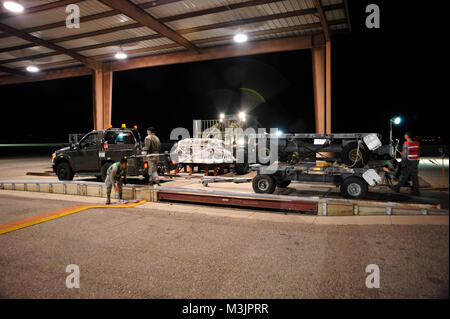 Us-Flieger aus der 355 Logistik Bereitschaft Squadron bereiten Sie zwei Anhänger während einer Übung in Davis-Monthan Air Force Base, Ariz., Feb 9, 2018 zu wiegen. Das Training fand statt, Bereitschaft, in Reaktion auf eine simulierte Bereitstellung zu testen. (U.S. Air Force Stockfoto