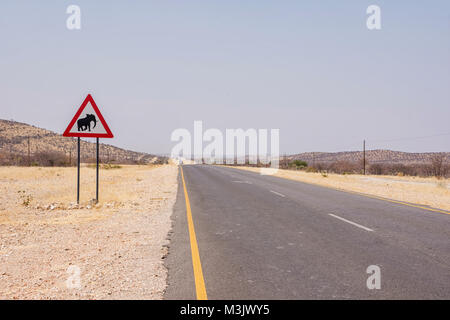 Schild am Straßenrand Warnung der Natur - in diesem Fall, Elefanten Stockfoto