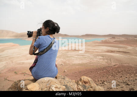 Asiatische junge Frau Bilder der Canon EOS 5D Mark IV Blick auf den malerischen See Landschaft blau türkis Marokko Stockfoto