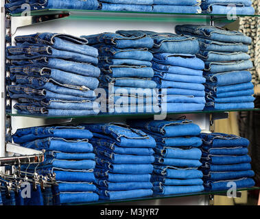 Closeup Schuß von Stapel gefalteter Jeans in der Fashion Store Stockfoto