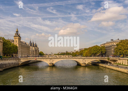 Farbe im Freien Paris Stadtbild Foto der Braut Pont au Change über Seine mit Blick auf die Conciergerie, französische Berufungsgericht Stockfoto