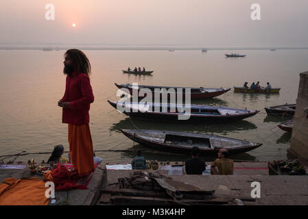 Ein sadhu steigt Anfang während die Boote auf dem Ganges in Varanasi, Indien gehen. Stockfoto