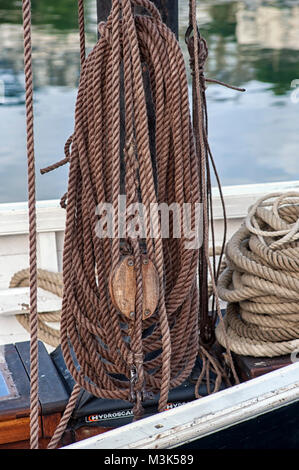 PENZANCE, CORNWALLL, Großbritannien - 09. JUNI 2009: Nahaufnahme von Seil und Seilrolle auf dem Mast eines kleinen Fischerboots an der Küste Stockfoto