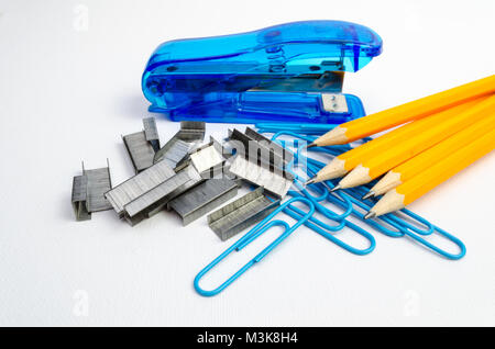 Ein Studio Foto von Briefpapier (Kunststoff blau Hefter, Heftklammern, Bleistifte, Büroklammern) Stockfoto