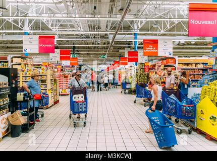 Juan-les-Pins, 27. August 2017: Käufer in einem Supermarkt Carrefour in Antibes, Frankreich, einer der größten Einzelhändler in Europa Stockfoto