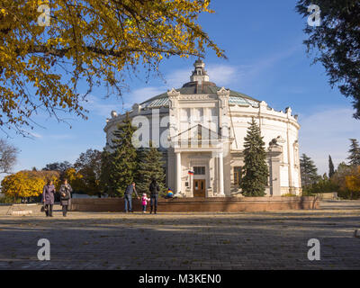 Sewastopol, Russland - November 14, 2015: die Menschen in der Nähe des Gebäudes der "Verteidigung von Sewastopol Panorama', Krim Stockfoto