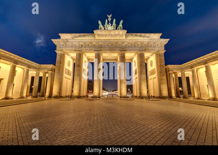 Die beleuchteten Brandenburger Tor in Berlin bei Nacht Stockfoto