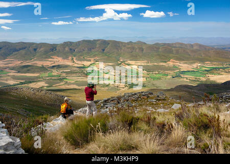 Südafrika, Western Cape, Matjiesriver, Swartberg Pass. Paar, Wanderer. Stockfoto