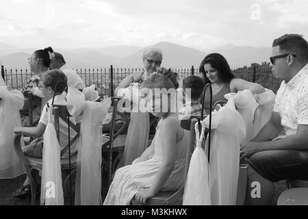 4. AUGUST 2017,FETHIYE,TÜRKEI: Hochzeitsgäste sitzen draußen für eine Hochzeit in fethiye, türkei, 4. august 2017 Stockfoto