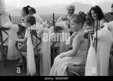 4. AUGUST 2017,FETHIYE,TÜRKEI: Hochzeitsgäste sitzen draußen für eine Hochzeit in fethiye, türkei, 4. august 2017 Stockfoto