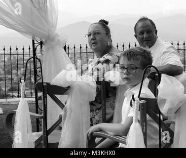 4. AUGUST 2017,FETHIYE,TÜRKEI: Hochzeitsgäste sitzen draußen für eine Hochzeit in fethiye, türkei, 4. august 2017 Stockfoto