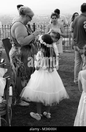 4. AUGUST 2017,FETHIYE,TÜRKEI: Hochzeitsgäste mit einer jungen Brautjungfer bei einer Hochzeit in fethiye, türkei, 4. august 2017 Stockfoto