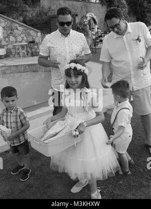 4. AUGUST 2017,FETHIYE,TÜRKEI: Hochzeitsgäste mit einer jungen Brautjungfer bei einer Hochzeit in fethiye, türkei, 4. august 2017 Stockfoto