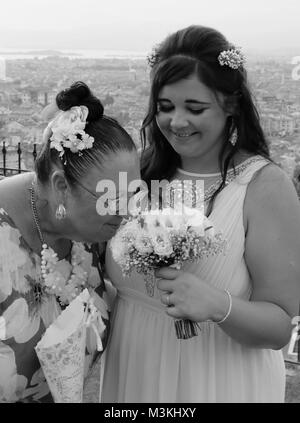 4. AUGUST 2017, TÜRKEI: Eine Braut mit ihrer Mutter riecht den Blumenstrauß bei ihrer Hochzeit in der türkei, 4. august 2018 Stockfoto