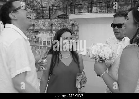 4. AUGUST 2017,FETHIYE,TÜRKEI: Hochzeitsgäste lachen mit Braut und Bräutigam bei einer Hochzeit in fethiye, türkei, 4. august 2017 Stockfoto