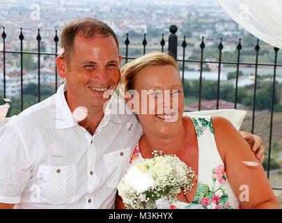 4. AUGUST 2017,FETHIYE,TÜRKEI: Hochzeitsgäste bei einer Freundhochzeit in fethiye, türkei, 4. august 2017 Stockfoto