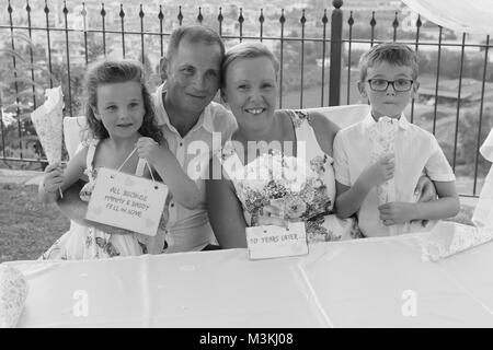 4. AUGUST 2017,FETHIYE,TÜRKEI: Eine junge Familie bei einer Freundhochzeit in fethiye, türkei, 4. august 2017 Stockfoto