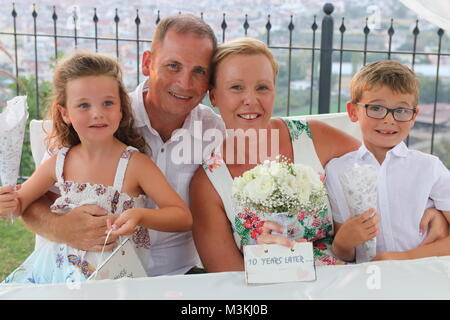 4. AUGUST 2017,FETHIYE,TÜRKEI: Eine junge Familie bei einer Freundhochzeit in fethiye, türkei, 4. august 2017 Stockfoto