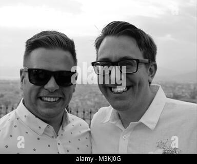 4. AUGUST 2017,FETHIYE,TÜRKEI: Ein Bräutigam und sein Besteher bei seiner Hochzeit in fethiye, türkei, 4. august 2017 Stockfoto